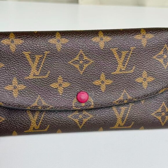 Louis Vuitton Monogram Canvas Wallet with Classic LV Logo Design - Picture 6 of 7